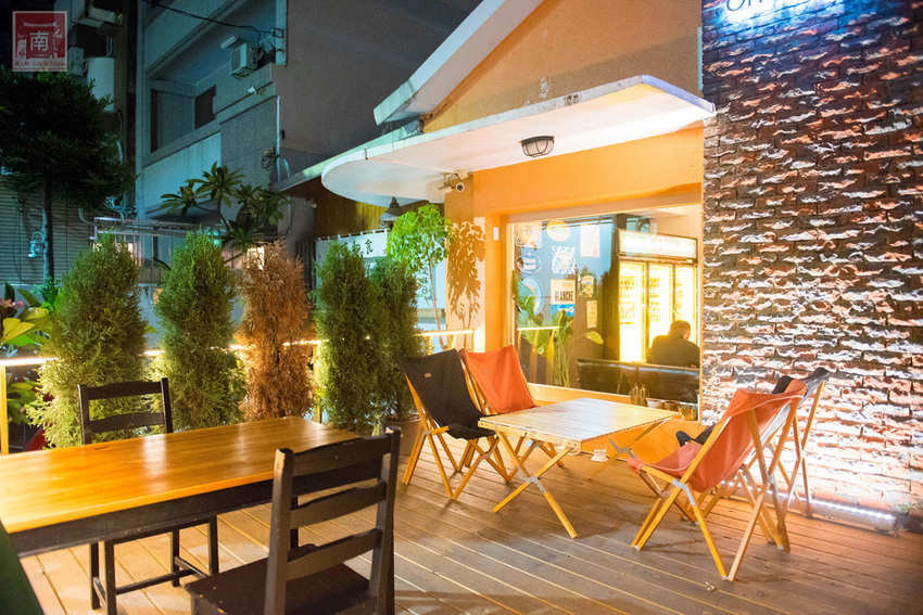 【台南美食】比臉大的海鮮燉飯讓你吃飽飽｜義式結合台式餐酒館料理｜經典台啤燉雞｜度小月海鮮義大利麵｜紹興雞翅｜生日訂位還送壽星禮~~沃野18 - 南人幫