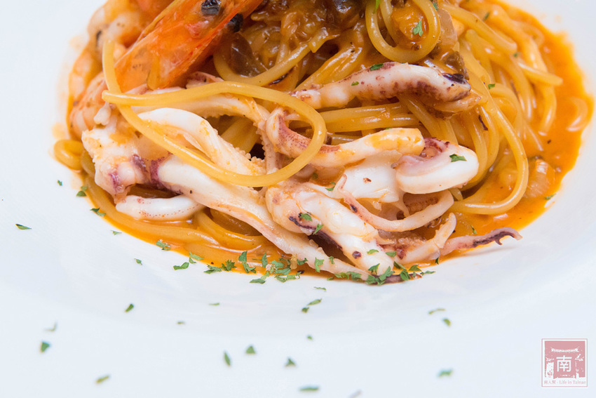 【台南美食】比臉大的海鮮燉飯讓你吃飽飽｜義式結合台式餐酒館料理｜經典台啤燉雞｜度小月海鮮義大利麵｜紹興雞翅｜生日訂位還送壽星禮~~沃野18 - 南人幫