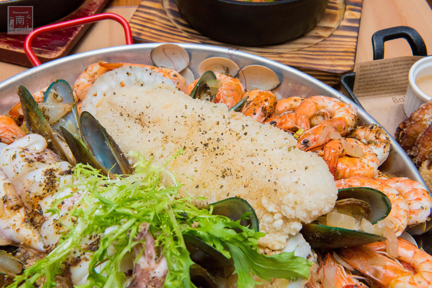 【台南美食】比臉大的海鮮燉飯讓你吃飽飽｜義式結合台式餐酒館料理｜經典台啤燉雞｜度小月海鮮義大利麵｜紹興雞翅｜生日訂位還送壽星禮~~沃野18 - 南人幫