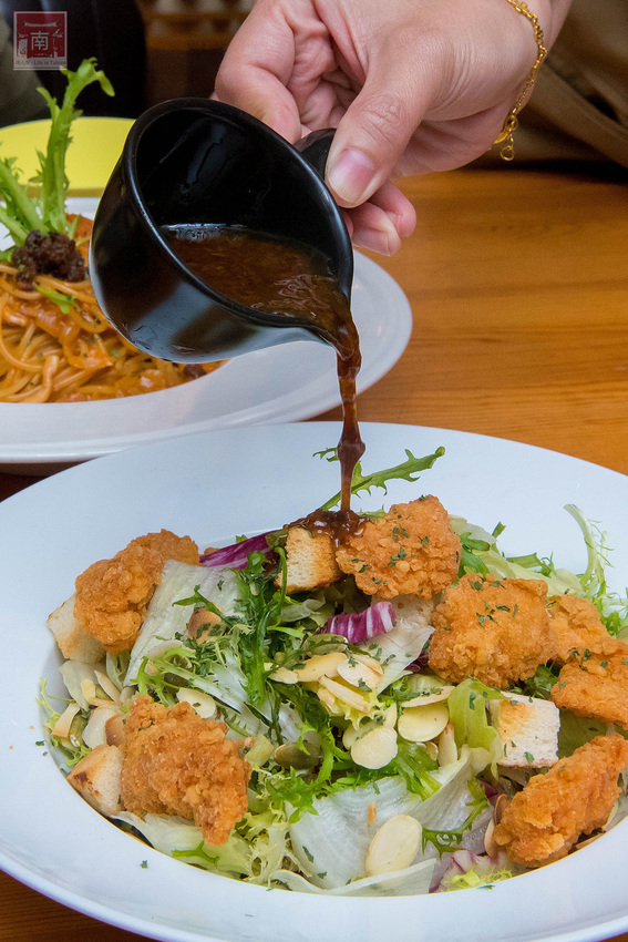 【台南美食】比臉大的海鮮燉飯讓你吃飽飽｜義式結合台式餐酒館料理｜經典台啤燉雞｜度小月海鮮義大利麵｜紹興雞翅｜生日訂位還送壽星禮~~沃野18 - 南人幫