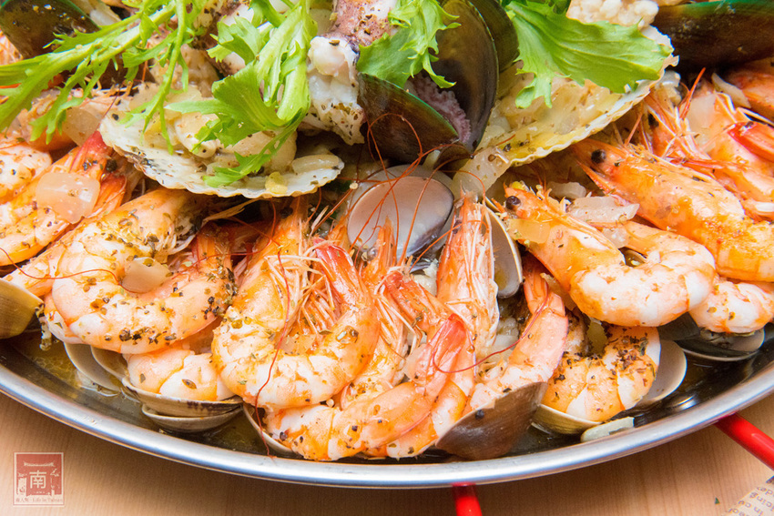 【台南美食】比臉大的海鮮燉飯讓你吃飽飽｜義式結合台式餐酒館料理｜經典台啤燉雞｜度小月海鮮義大利麵｜紹興雞翅｜生日訂位還送壽星禮~~沃野18 - 南人幫