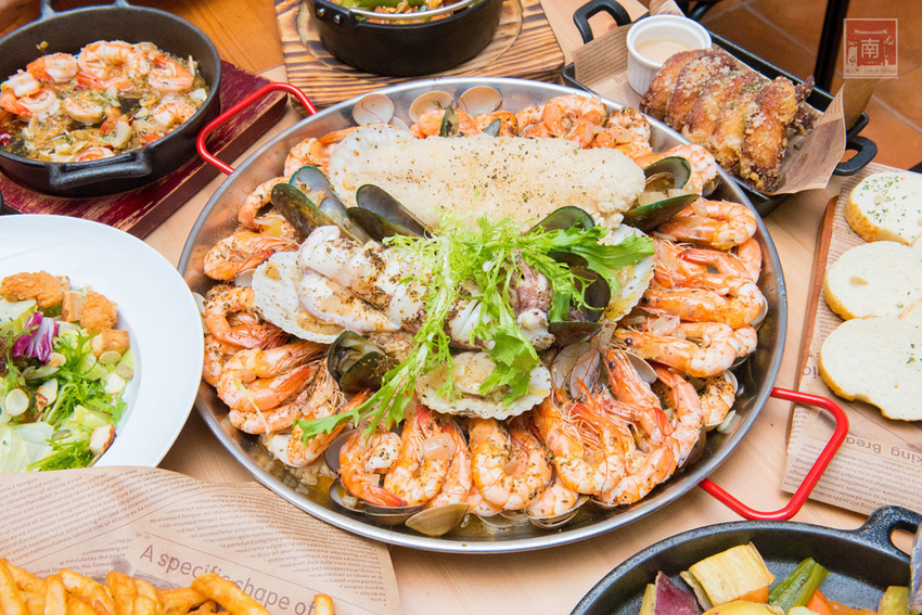 【台南美食】比臉大的海鮮燉飯讓你吃飽飽｜義式結合台式餐酒館料理｜經典台啤燉雞｜度小月海鮮義大利麵｜紹興雞翅｜生日訂位還送壽星禮~~沃野18 - 南人幫