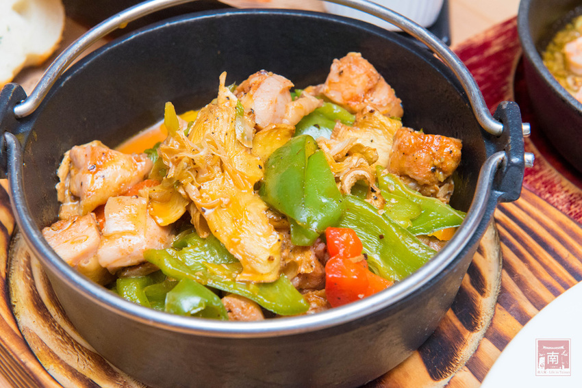 【台南美食】比臉大的海鮮燉飯讓你吃飽飽｜義式結合台式餐酒館料理｜經典台啤燉雞｜度小月海鮮義大利麵｜紹興雞翅｜生日訂位還送壽星禮~~沃野18 - 南人幫