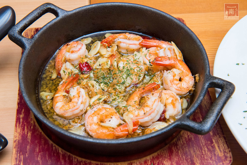 【台南美食】比臉大的海鮮燉飯讓你吃飽飽｜義式結合台式餐酒館料理｜經典台啤燉雞｜度小月海鮮義大利麵｜紹興雞翅｜生日訂位還送壽星禮~~沃野18 - 南人幫