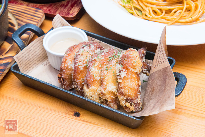 【台南美食】比臉大的海鮮燉飯讓你吃飽飽｜義式結合台式餐酒館料理｜經典台啤燉雞｜度小月海鮮義大利麵｜紹興雞翅｜生日訂位還送壽星禮~~沃野18 - 南人幫