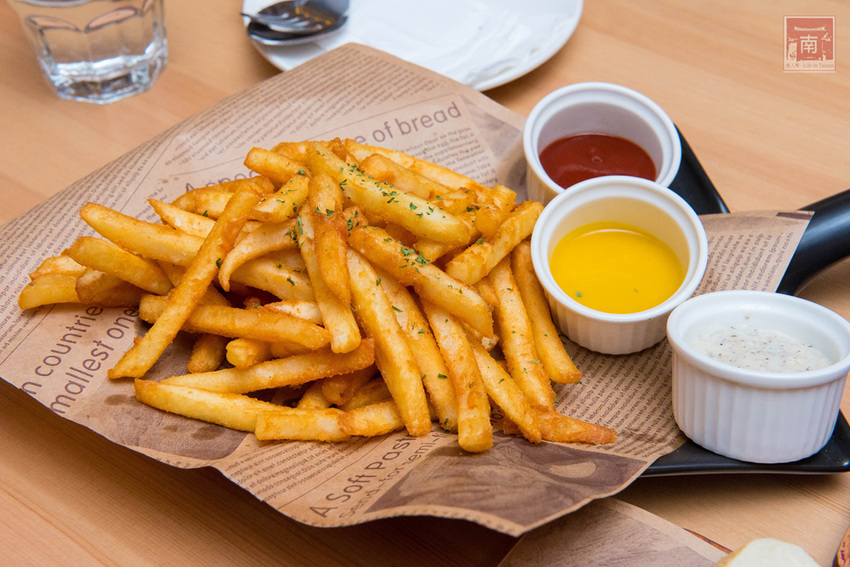 【台南美食】比臉大的海鮮燉飯讓你吃飽飽｜義式結合台式餐酒館料理｜經典台啤燉雞｜度小月海鮮義大利麵｜紹興雞翅｜生日訂位還送壽星禮~~沃野18 - 南人幫