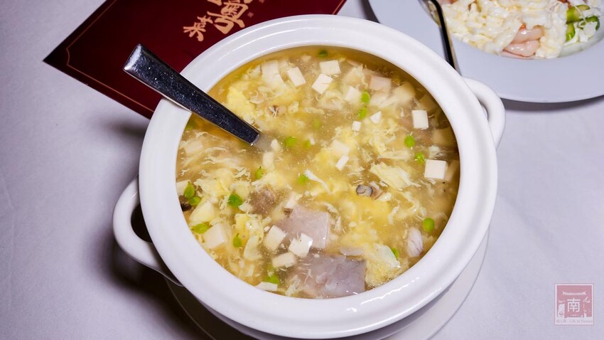 【臺南美食】“復刻老粵菜”經典再現，香港籍袁東海主廚重新演繹幾近失傳的廣東老菜，美極龍穿鳳翼、吊片蒸手剁肉餅、白雪藏龍等，每道160元起~彩豐樓粵式餐廳  - 南人幫