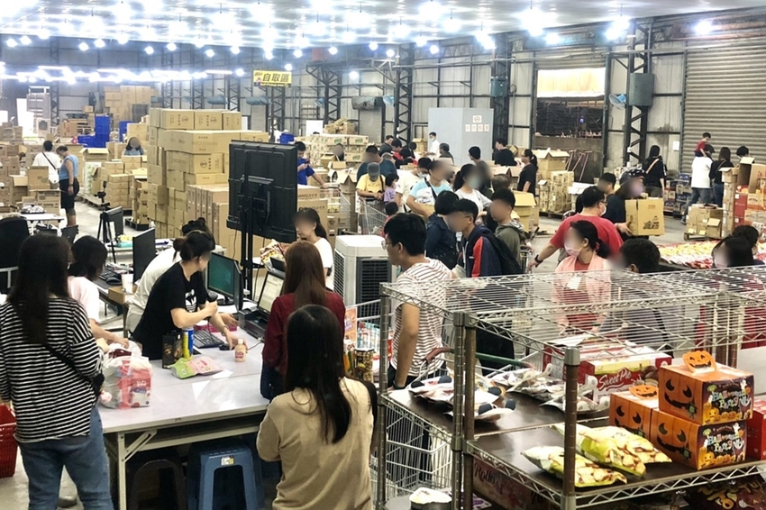 直擊進口零食直播千坪大倉庫！團購超夯商品疲老闆直播現場直接帶回家～ - 棉花糖的天空