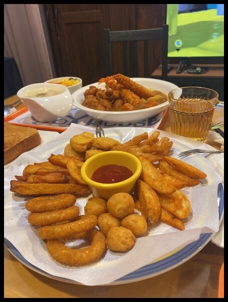 【台中桌遊推薦】暑假寶貝聚會不無聊【快樂小屋 桌上遊戲主題餐廳】進化全新空間,引進最讚的KTV設備,除了