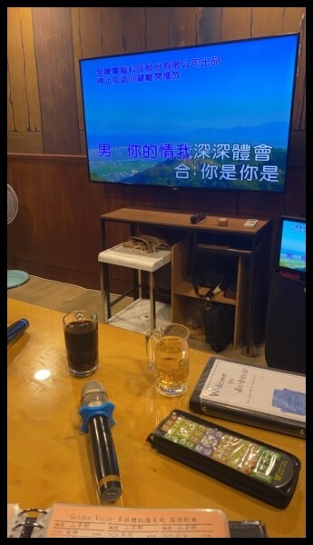 【台中桌遊推薦】暑假寶貝聚會不無聊【快樂小屋 桌上遊戲主題餐廳】進化全新空間,引進最讚的KTV設備,除了