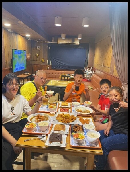 【台中桌遊推薦】暑假寶貝聚會不無聊【快樂小屋 桌上遊戲主題餐廳】進化全新空間,引進最讚的KTV設備,除了