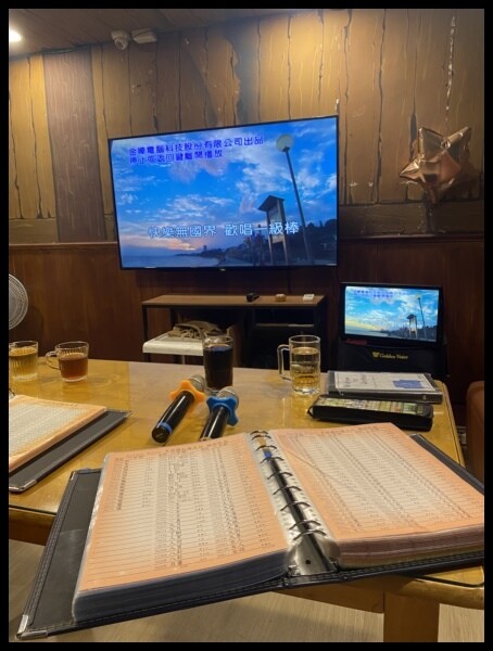 【台中桌遊推薦】暑假寶貝聚會不無聊【快樂小屋 桌上遊戲主題餐廳】進化全新空間,引進最讚的KTV設備,除了