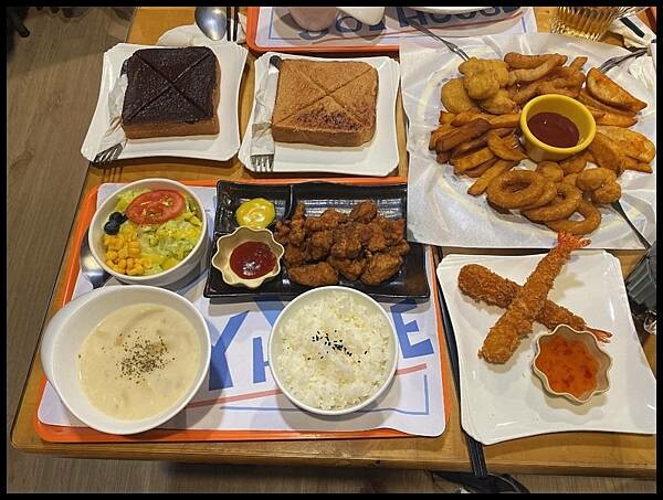 【台中桌遊推薦】暑假寶貝聚會不無聊【快樂小屋 桌上遊戲主題餐廳】進化全新空間,引進最讚的KTV設備,除了