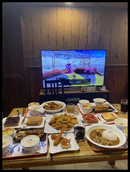 【台中桌遊推薦】暑假寶貝聚會不無聊【快樂小屋 桌上遊戲主題餐廳】進化全新空間,引進最讚的KTV設備,除了