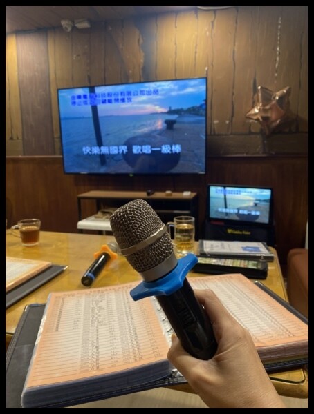 【台中桌遊推薦】暑假寶貝聚會不無聊【快樂小屋 桌上遊戲主題餐廳】進化全新空間,引進最讚的KTV設備,除了