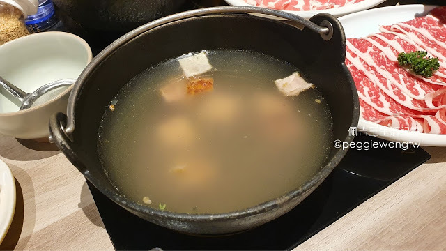 雞湯大叔信義店:網路超人氣火鍋店!平價實惠、五星級食材的白蘭地雞湯 為湯控而生的法式燒酒雞︱台北火鍋推薦、誠品信義美食