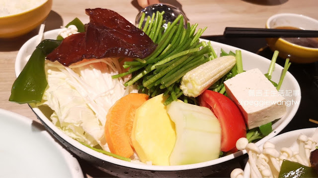 雞湯大叔信義店:網路超人氣火鍋店!平價實惠、五星級食材的白蘭地雞湯 為湯控而生的法式燒酒雞︱台北火鍋推薦、誠品信義美食