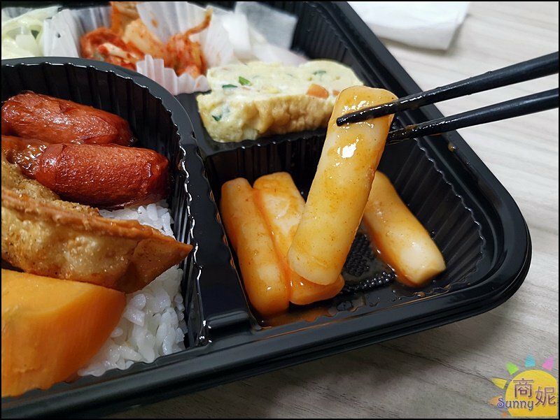 豬對有外帶。台中防疫便當滿滿料超划算!現烤燒肉加上9種配菜CP值爆表-商妮吃喝遊樂