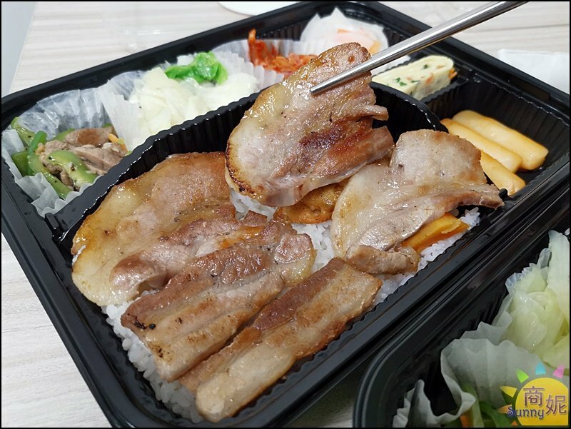 豬對有外帶。台中防疫便當滿滿料超划算!現烤燒肉加上9種配菜CP值爆表-商妮吃喝遊樂