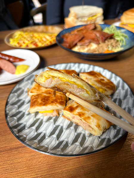 【龜山早午餐】來吃早餐龜山店 x 每桌必點招牌炒麵!還有酥皮