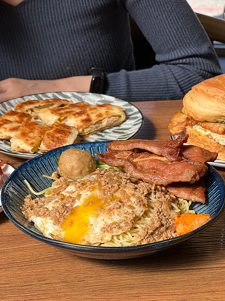 【龜山早午餐】來吃早餐龜山店 x 每桌必點招牌炒麵!還有酥皮