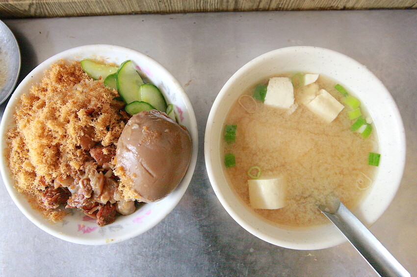 高雄市三民區吃。高雄美食｜三民區。「嫩江街無名米糕」隱身在巷弄裡飄香超過半世紀老字號，物價飛漲時代竟然還有銅板價