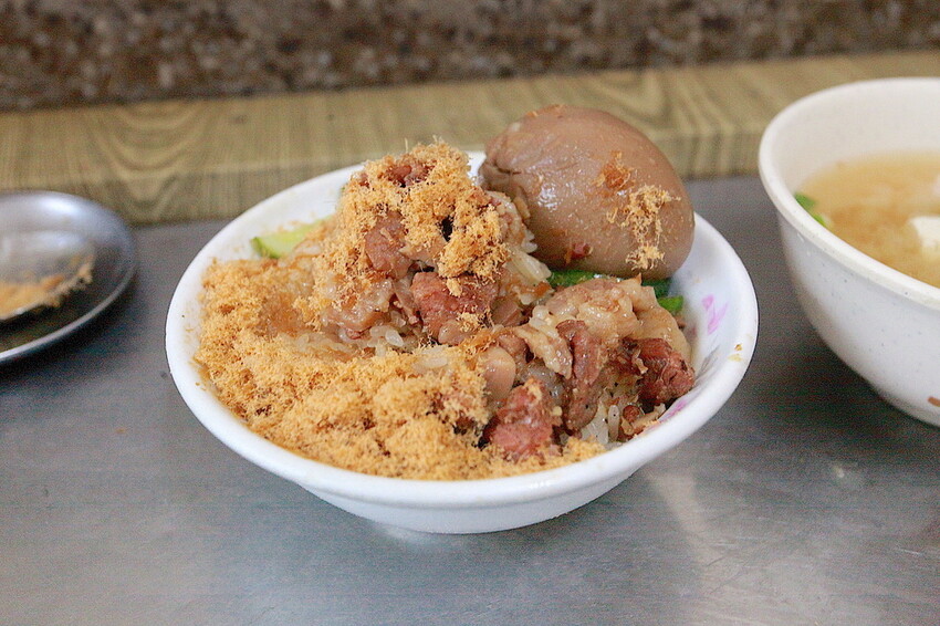 高雄市三民區吃。高雄美食｜三民區。「嫩江街無名米糕」隱身在巷弄裡飄香超過半世紀老字號，物價飛漲時代竟然還有銅板價