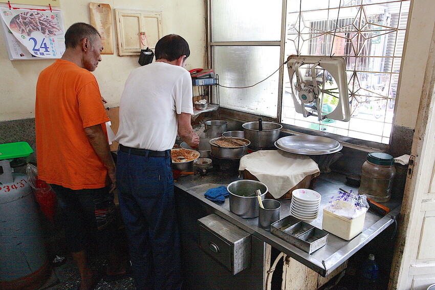 高雄市三民區吃。高雄美食｜三民區。「嫩江街無名米糕」隱身在巷弄裡飄香超過半世紀老字號，物價飛漲時代竟然還有銅板價