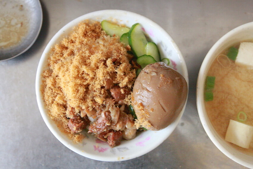 高雄市三民區吃。高雄美食｜三民區。「嫩江街無名米糕」隱身在巷弄裡飄香超過半世紀老字號，物價飛漲時代竟然還有銅板價