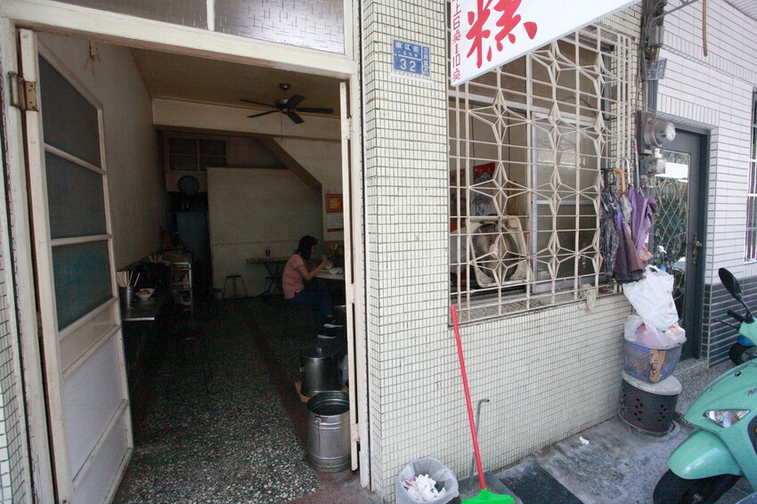 高雄市三民區吃。高雄美食｜三民區。「嫩江街無名米糕」隱身在巷弄裡飄香超過半世紀老字號，物價飛漲時代竟然還有銅板價