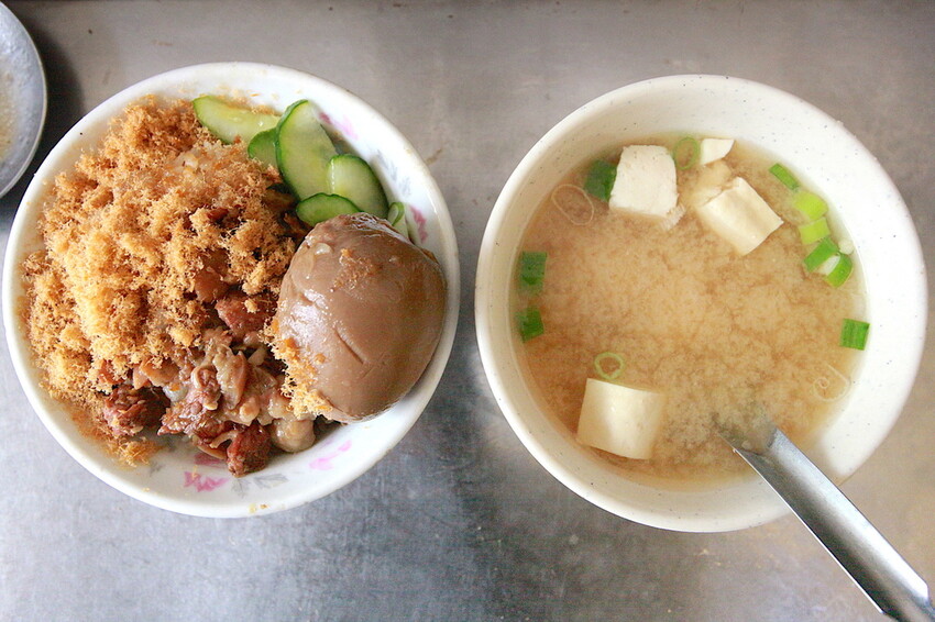 高雄市三民區吃。高雄美食｜三民區。「嫩江街無名米糕」隱身在巷弄裡飄香超過半世紀老字號，物價飛漲時代竟然還有銅板價