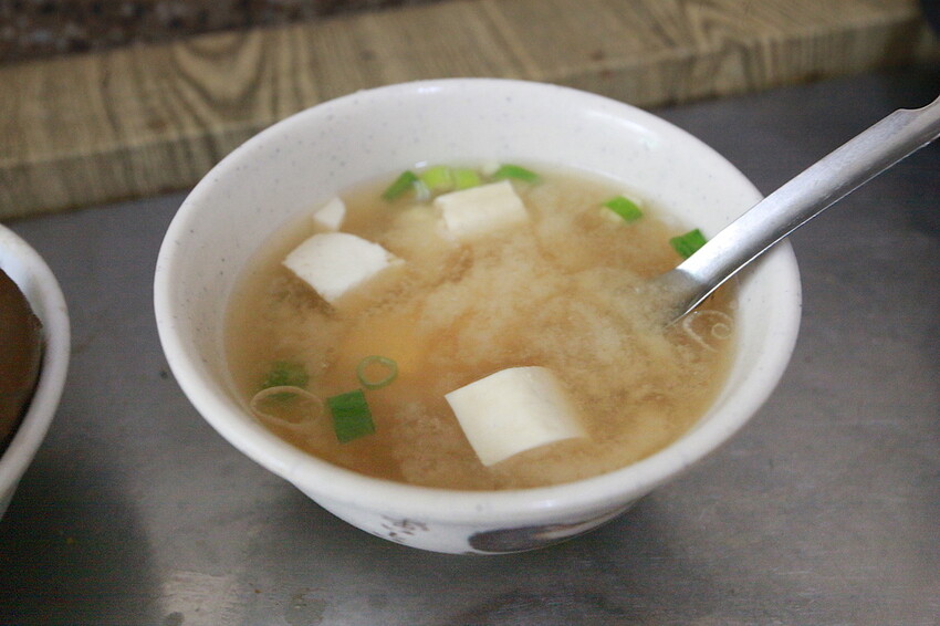 高雄市三民區吃。高雄美食｜三民區。「嫩江街無名米糕」隱身在巷弄裡飄香超過半世紀老字號，物價飛漲時代竟然還有銅板價