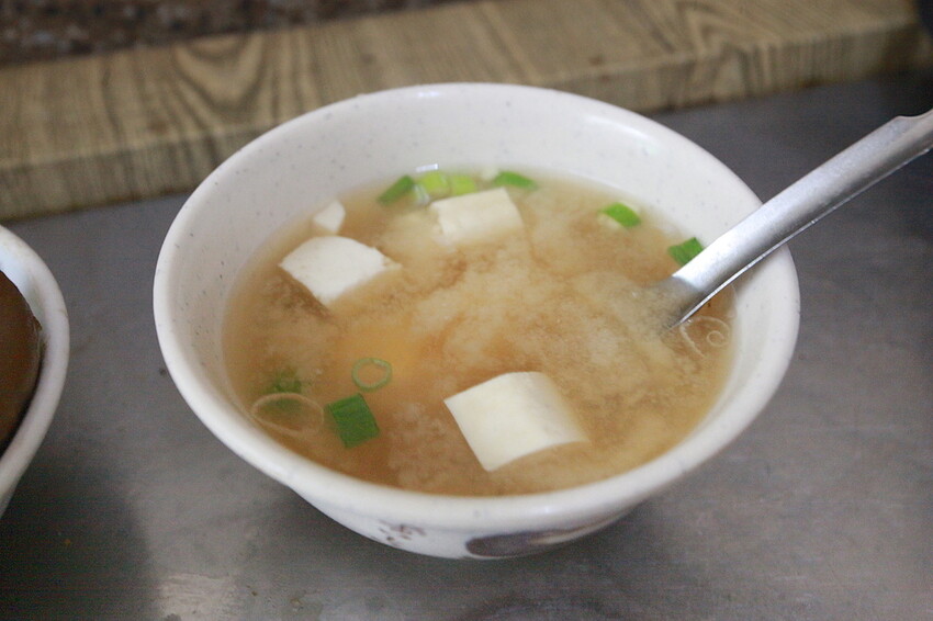 高雄市三民區吃。高雄美食｜三民區。「嫩江街無名米糕」隱身在巷弄裡飄香超過半世紀老字號，物價飛漲時代竟然還有銅板價