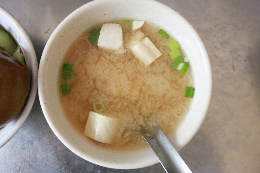 高雄市三民區吃。高雄美食｜三民區。「嫩江街無名米糕」隱身在巷弄裡飄香超過半世紀老字號，物價飛漲時代竟然還有銅板價