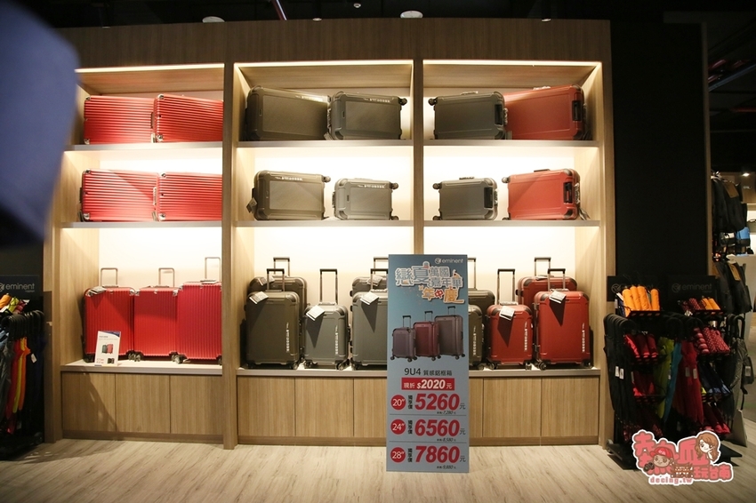 【台南景點】全台第一間以行李箱為主題的觀光工廠!這裡不只能開遊艇,還能環遊世界:萬國通路創意觀光工廠 - 熱血玩台南。跳躍新世界