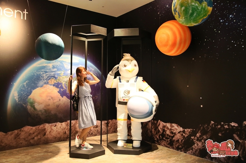 【台南景點】全台第一間以行李箱為主題的觀光工廠!這裡不只能開遊艇,還能環遊世界:萬國通路創意觀光工廠 - 熱血玩台南。跳躍新世界