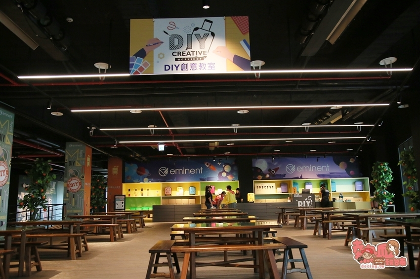 【台南景點】全台第一間以行李箱為主題的觀光工廠!這裡不只能開遊艇,還能環遊世界:萬國通路創意觀光工廠 - 熱血玩台南。跳躍新世界