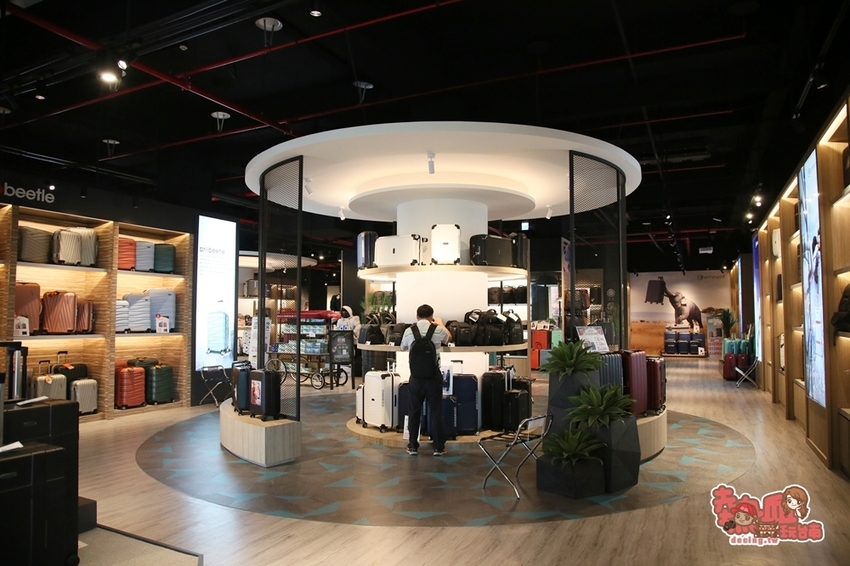 【台南景點】全台第一間以行李箱為主題的觀光工廠!這裡不只能開遊艇,還能環遊世界:萬國通路創意觀光工廠 - 熱血玩台南。跳躍新世界