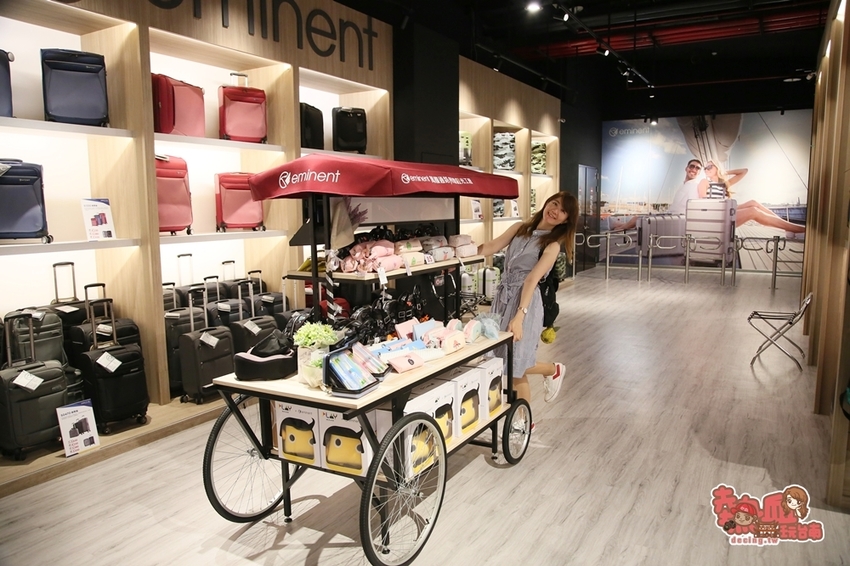 【台南景點】全台第一間以行李箱為主題的觀光工廠!這裡不只能開遊艇,還能環遊世界:萬國通路創意觀光工廠 - 熱血玩台南。跳躍新世界