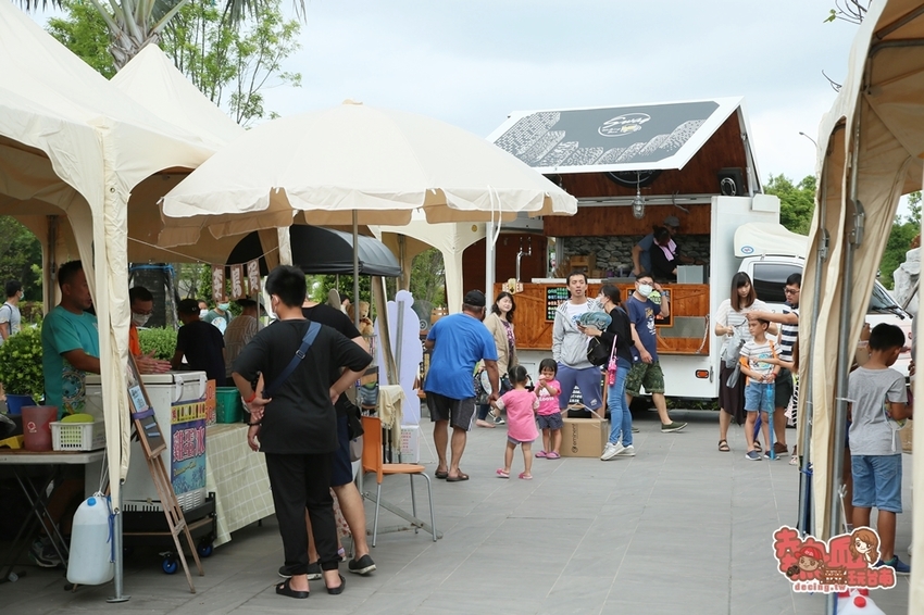 【台南景點】全台第一間以行李箱為主題的觀光工廠!這裡不只能開遊艇,還能環遊世界:萬國通路創意觀光工廠 - 熱血玩台南。跳躍新世界