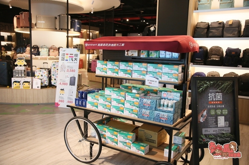 【台南景點】全台第一間以行李箱為主題的觀光工廠!這裡不只能開遊艇,還能環遊世界:萬國通路創意觀光工廠 - 熱血玩台南。跳躍新世界