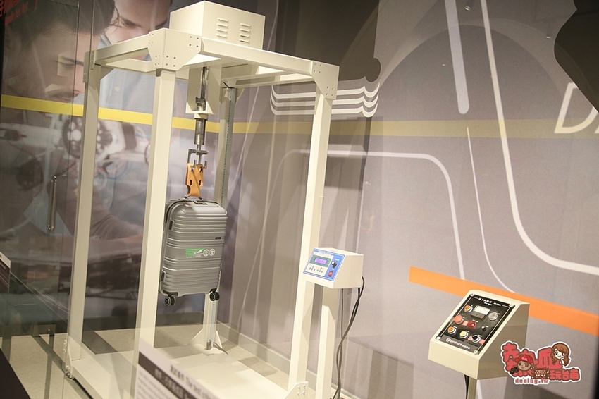 【台南景點】全台第一間以行李箱為主題的觀光工廠!這裡不只能開遊艇,還能環遊世界:萬國通路創意觀光工廠 - 熱血玩台南。跳躍新世界