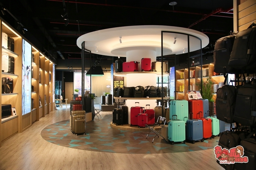 【台南景點】全台第一間以行李箱為主題的觀光工廠!這裡不只能開遊艇,還能環遊世界:萬國通路創意觀光工廠 - 熱血玩台南。跳躍新世界