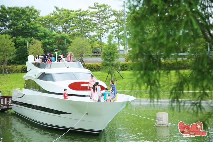 【台南景點】全台第一間以行李箱為主題的觀光工廠!這裡不只能開遊艇,還能環遊世界:萬國通路創意觀光工廠 - 熱血玩台南。跳躍新世界