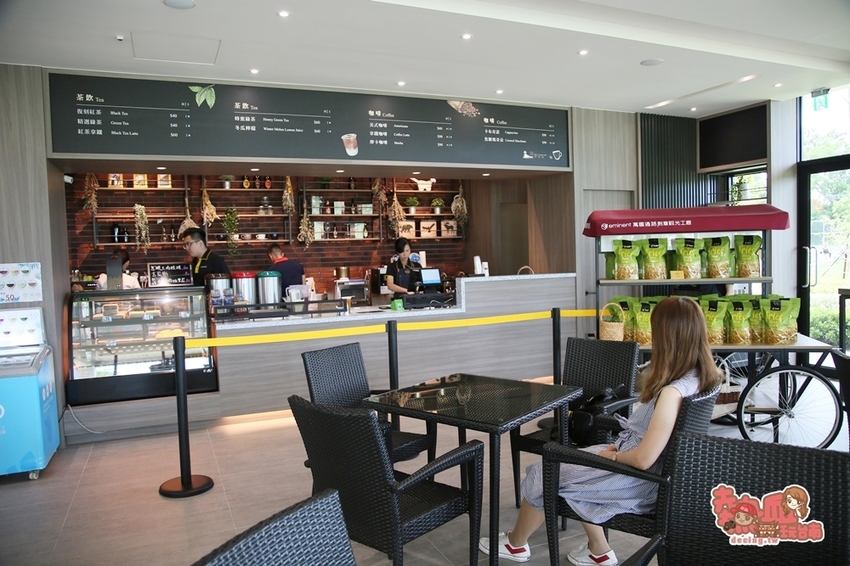 【台南景點】全台第一間以行李箱為主題的觀光工廠!這裡不只能開遊艇,還能環遊世界:萬國通路創意觀光工廠 - 熱血玩台南。跳躍新世界