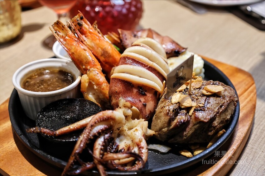 牛室炙燒牛排大里店⟩台中大里吃到飽，超狂的牛排店，有超豐富的吃到飽自助吧，不要懷疑，連義式手工披薩、越式牛肉河粉都是吃到飽 @果果愛Fruitlove