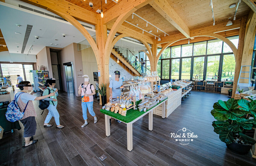 宜蘭員山景點| 棗稻田食玩農創空間，田中央大玻璃屋，周邊有魚池與落羽松大停車場 Nini and Blue 玩樂食記