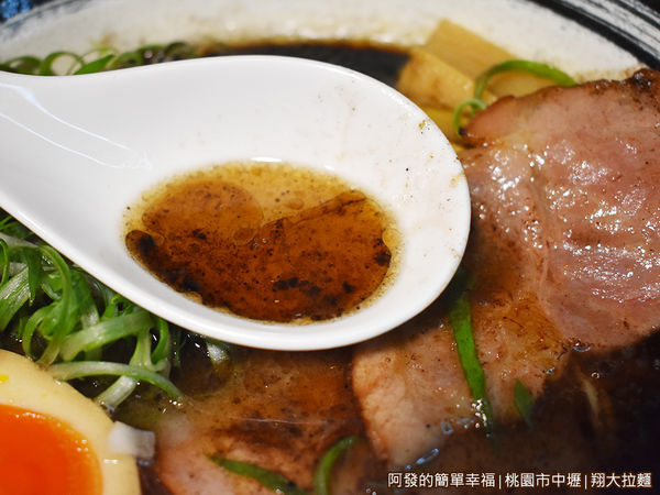 翔大拉麵17-黑蒜油豚骨拉麵-湯頭.JPG