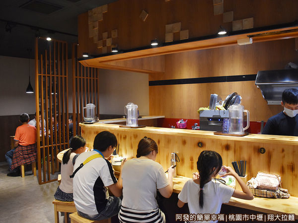 翔大拉麵04-吧台.JPG