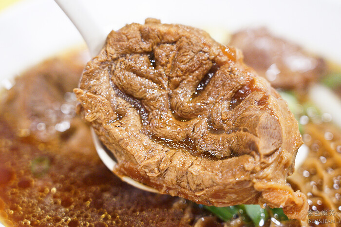 宜蘭縣頭城鎮龍記牛肉麵》每天只賣三小時，必吃牛三寶大塊牛肉好過癮